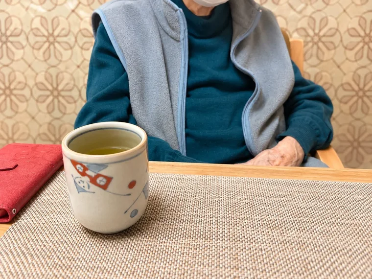 湯呑みを手にくつろぐ高齢の方